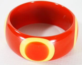 SIGNED SHULTZ Bulls Eye Bakelite Bangle | Tomato Red Bakelite Bracelet w/ Cream & Orange Dots