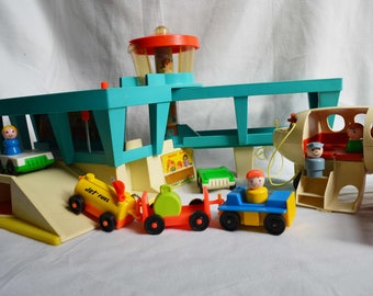 Vintage Fisher Price Play Family Airport 996 Fun Jet included 183 Little People set