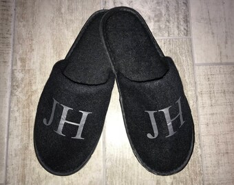 Mens pantofole, monogramma Pantofole, Pantofole neri, sposo Pantofole, Pantofole di nome, ciabattine wellness, albergo, pantofole personalizzate