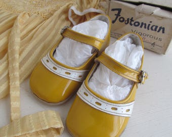 Adorably dinky vintage sunshine-yellow little girls Mary Jane shoes~Unused in original box~Infant size 4~The most darling display
