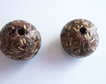 set of 2 wood beads organic 13mm