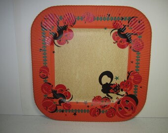 Unused 1940's-50's colorful Halloween paper plate arched hissing black cats in a jack o lantern pumpkin patch