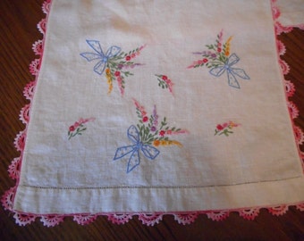 Vintage Embroidery Table Runner / Dresser Scarf