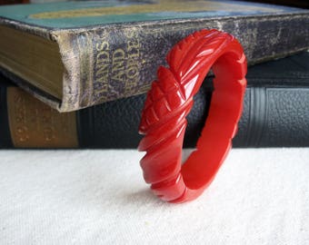 Bakelite Bracelet / 1940s Carved Red Bakelite Bangle