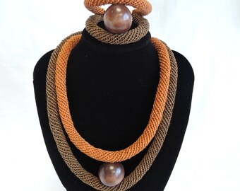 Elegant hand-made natural linen necklace and bracelet