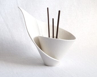 LILY Spiral porcelain incense burner, incense holder, ceramic incense burner joss stick burner incense stick burner white porcelain zen