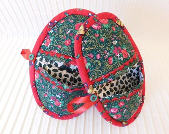 Pot Holders, Oven Mitts set of 2 Christmas colors set B