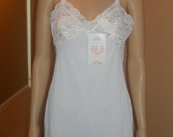 Vintage 1960s Maidenform Snow White Lace Top Tricot Nylon Full Slip NWT 34 S