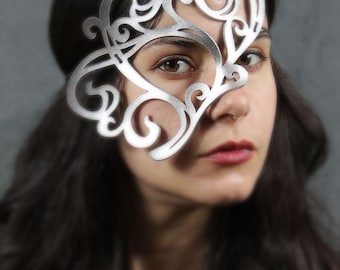Whirly leather mask in silver