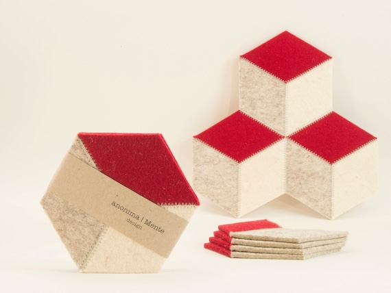 Set of red and cream felt coasters, hexagon, Christmas gift, wool felt, handmade, gift idea, housewarming gift, made in Italy