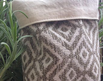 Pot in taupe and beige woven fabric