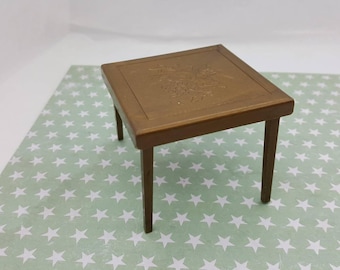 Renwal Card and Games Table Folding Toy Furniture Doll House mint condition Card table Gold Color