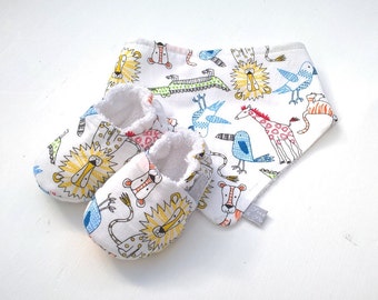 Baby Gift Set, Unisex Zoo Print Bandana Bib and Baby Shoes set, summer baby gift