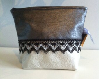 trousse à maquillage "gris et argent" en similicuir gris/argent et ruban de dentelle noire