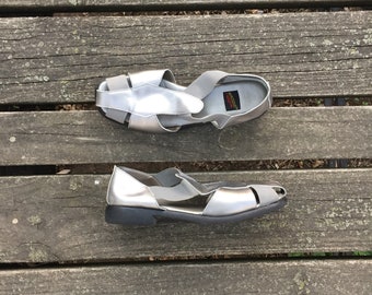 Size 10 Silver Leather Strappy Elastic Flats Aerosoles Women's Vintage Sandals Shoes