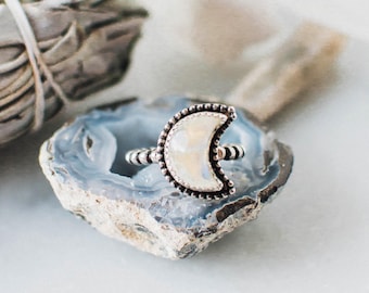 Rainbow moonstone crescent ring. Silver crescent moon ring. Gift for her. Rainbow moonstone ring.Crescent moon with moonstone.Moonstone ring