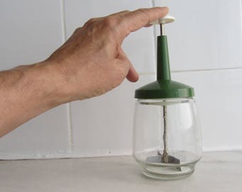 FEDERAL HOUSEWARES - Kitchen manual food Chopper - Avocato green plastic lid, clear glass jar and white plastic handle - Made in USA - 1970s