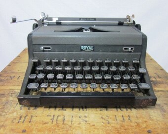 Industrial 1948 Royal Quiet De Luxe Display Typewriter
