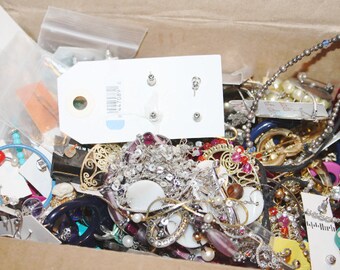 1KG Broken Jewelry Lot, Junk Jewelry for Assemblage, Steampunk Supplies, Junk Drawer Lot, Jewelry Pieces, Vintage Jewelry, Broken Necklace