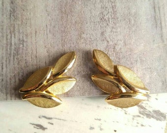 Vintage Crown Trifari leaf earrings gold tone clip