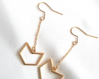 Trendy, minimalist dangle earrings