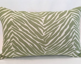 14" x 22" Duralee Highland Court, Zebby in Grass