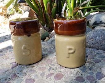 Ceramic. Salt and pepper Shakers. Vintage. Brown and Tan.