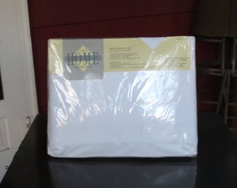 Vintage 1980s 1990s NOS Home twin sheet J C Penney set flat fitted percale 1 pillowcase cotton polyester 39" by 75" mattress (62417)