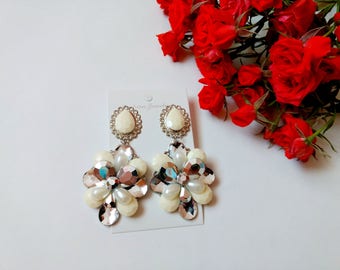 New gorgeous bib statment earrings in silver and beige color, gift for her, beautiful, bib statment earrings, bridesmaid gift, weddings