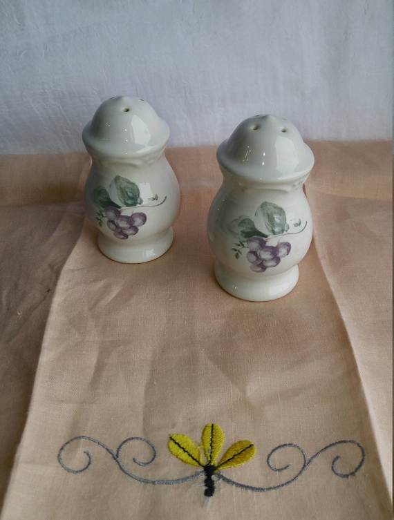 Pfaltzgraff Grapevine Pattern Salt and Pepper Shaker Set Pfaltzgraff Grapevine Pattern Salt and Pepper Shaker Set