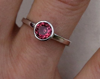 Anello di fidanzamento / anello in argento Sterling e Rodolite Granato / Fiançailles / Bague en grenat rodolite et fait d'argento sterling 925 principale 0, 95ct