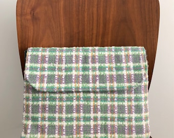 Sac d’ordinateur portable unique avec des poches et la palette de couleurs du printemps, pour 13" appareils. Pression aimantée, intérieure doublure.