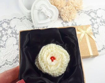 Crochet Rose Brooch, Flower Brooch, Ivory Crochet Brooch, Bridal Brooch, Crochet Jewelry, Modern Brooch, Ivory Fabric Brooch, Rose Jewelry