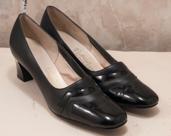Vintage Naturalizer shoe size 8 black. 1960 pump, Madmen, wave detailing