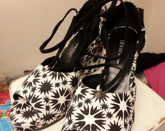 Vintage La Redoute monochrome Starburst peep-toe wedge shoes, size 40-41