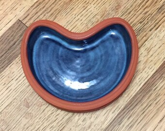Handmade kidney-shaped pet feeding dish