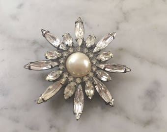 Vintage sunburst brooch. Rhinestone brooch. Fancy brooch. Costume brooch. Sparkly brooch. Pearl brooch. Rhinestone pin. Vintage rhinestone