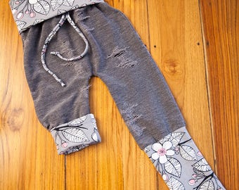Pantalon évolutif 9-36 mois coupe confort : Fleurs & fausse usure