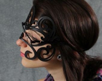 Swirly leather mask in black for glasses