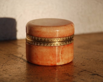 Tin Alabaster from the 70s with Deckelschanier and metal edge mount-really nice Vintageschätzchen for pills or rings