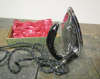 The Winsted Travel Iron No. 401, folding iron, compact iron, Looks like new item #2