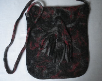 Handfelted schoulder. Bag. Merinowool. Special closure with popper. Back, red and grey