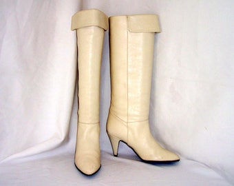 Sz 7B Vintage tall Egg Shell White leather 1980s women high heel walking boots.