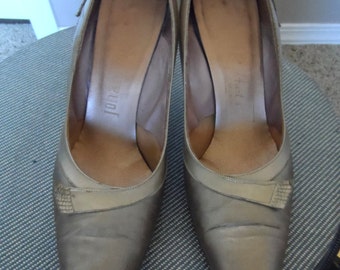 60's Bronze Tone Stilettos. Size 6 1/2. Pointed Toe. 3 inches high heels. Very Good Vintage Condition.