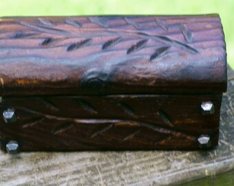 Vintage Carved Wooden Hinged Trinket/Jewelry Box