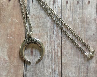 Crescent charm short chocker necklace, silver or bronze cresent/horn medallion chain chocker w/ lobster claw closure, bohemian style chocker
