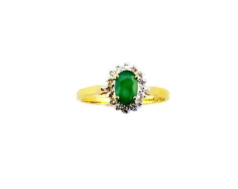 Bague pour dame véritable émeraude de forme ovale et Diamond Cluster 14k Gold.