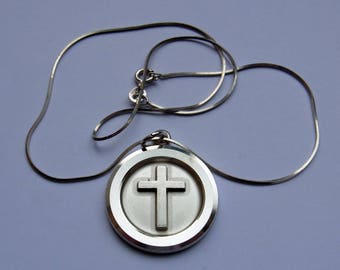 Cross Pendant with chain - sterling silver - made in London in 1974 - 11.9g/2.3g