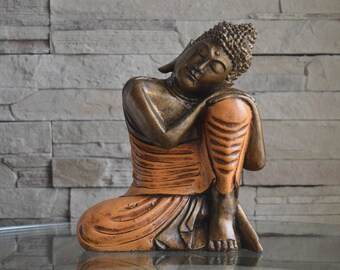 Sculpture de Bouddha en résine finition bronze-orange, fait à la main à Bali. Visitez notre nouvelle boutique Etsy !