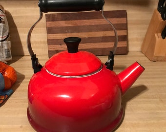 Red Enamelware Le Creuset Tea Kettle/1.7 Quarts/1980s/Brilliant Flame Red/Classic/French Kitchen